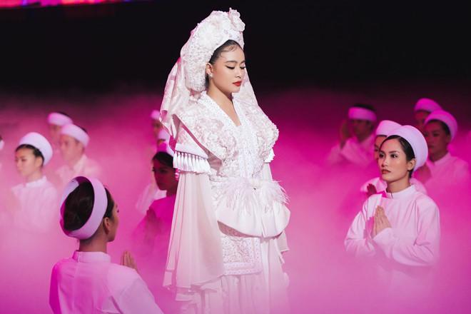 Ý nghĩa bộ hầu đồng trắng Hoàng Thuỳ Linh mặc trong MV Tứ Phủ-3