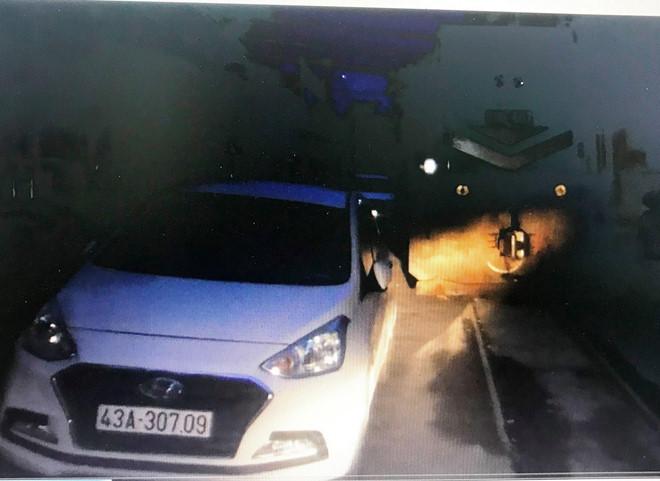 Đậu ôtô chắn đường ray tàu hỏa rồi về nhà ngủ-1