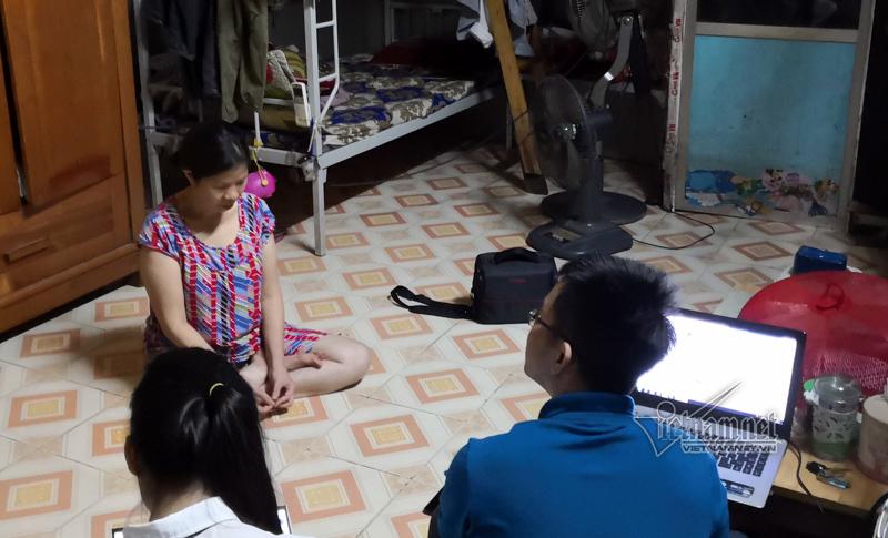 Người đưa đón trẻ không lý giải được tại sao bé trai lớp 1 trường Gateway lại mặc áo trắng: Bối rối thế, sao cháu có thể thay áo?-2