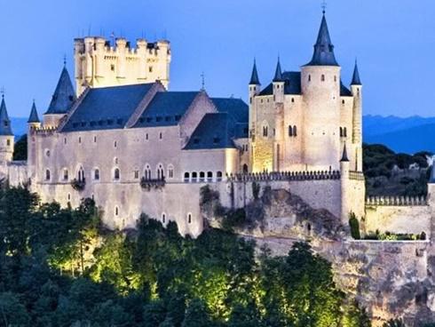 Lâu đài của Bạch Tuyết và Lọ Lem ngoài đời thực có gì đặc biệt?