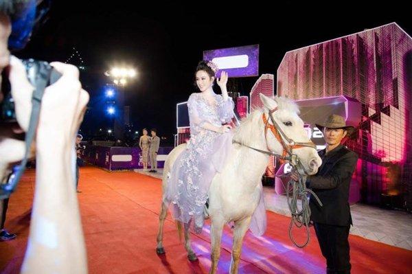 Bất ngờ khoe hình ảnh gợi cảm, phải chăng Angela Phương Trinh sắp trở lại showbiz-19