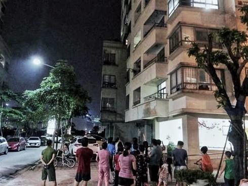 Bà nội trèo ban công tầng 16 chung cư Hà Nội sang với cháu, trượt chân rơi tử vong