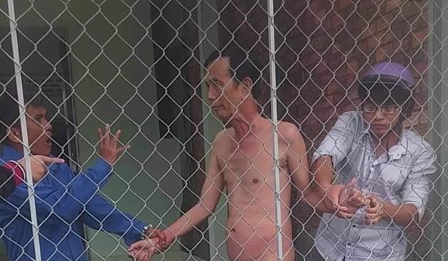 Bắt tạm giam người đàn ông 66 tuổi khỏa thân cùng bé gái-1