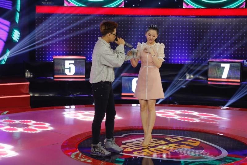 Trấn Thành nổi đóa khi bà xã Hari Won song ca với hot boy cứ gọi là tình bể tình-1