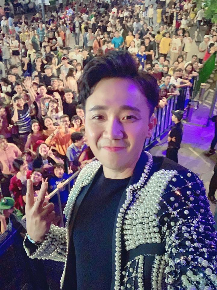 Diễn xuất linh hoạt khỏi chê nhưng biểu cảm của Trấn Thành khi chụp ảnh lại nhàm đến mức 100 lần như 1-5