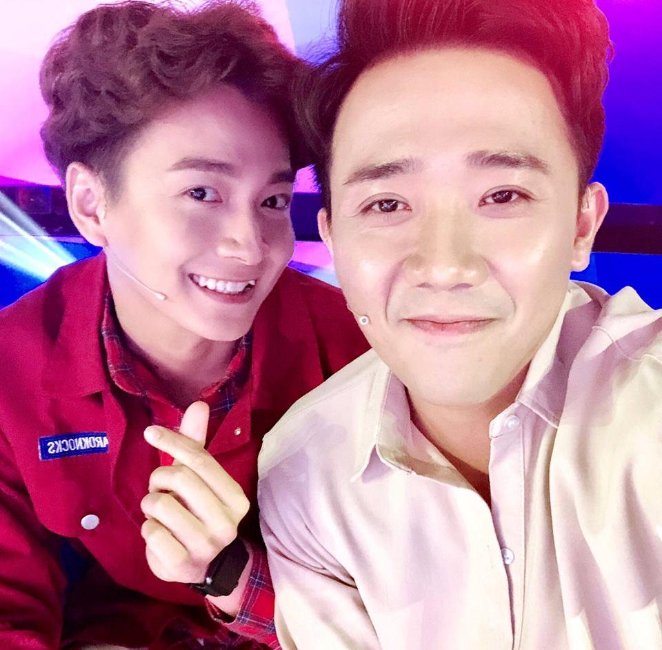 Diễn xuất linh hoạt khỏi chê nhưng biểu cảm của Trấn Thành khi chụp ảnh lại nhàm đến mức 100 lần như 1-11