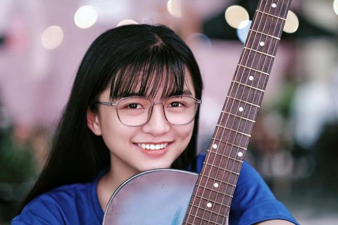 Chỉ vài khoảnh khắc diện áo dài trắng, nữ sinh SN 2002 được dân tình ráo riết hỏi xin link-4