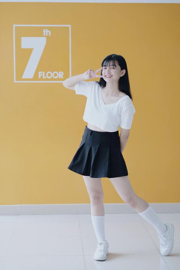 Chỉ vài khoảnh khắc diện áo dài trắng, nữ sinh SN 2002 được dân tình ráo riết hỏi xin link-3