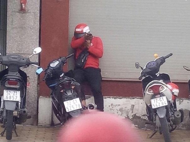 Quên lấy gần 500.000 đồng tiền thừa, chàng shipper ngỡ ngàng khi đọc được mảnh giấy chủ quán để lại-4