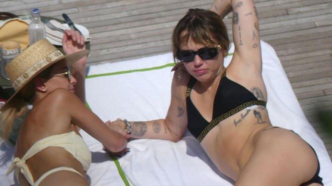 Miley Cyrus ôm hôn say đắm gái lạ sau khi chia tay Liam Hemsworth-2