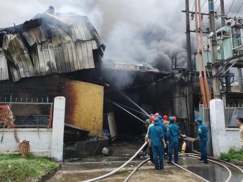 Đang cháy cực lớn kèm nhiều tiếng nổ tại nhà máy bóng đèn phích nước Rạng Đông, hàng chục công nhân lao vào cứu hàng-7