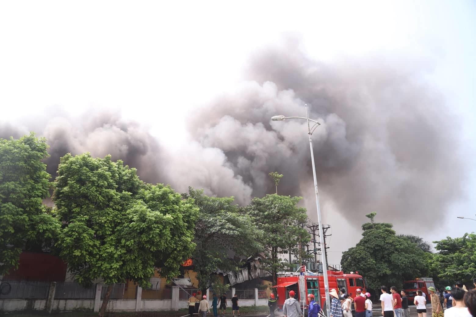 Cháy lớn gần siêu thị Aeon Mall Long Biên-7