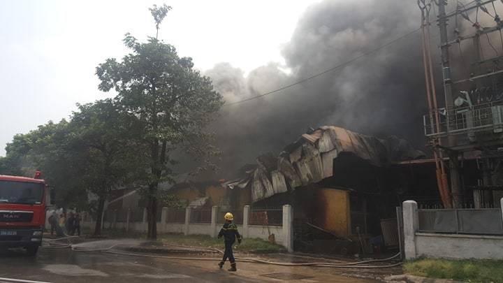 Cháy lớn gần siêu thị Aeon Mall Long Biên-6