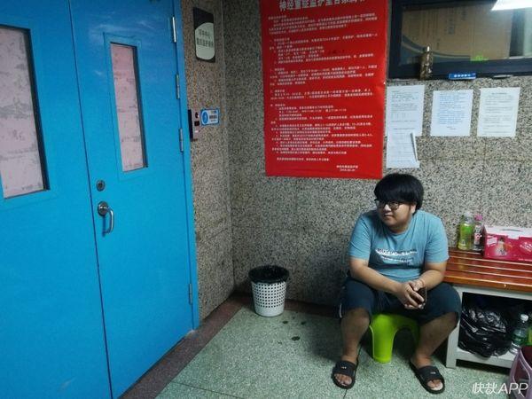 Cảm động ‘nụ hôn vĩnh biệt’ trên giường bệnh của chàng trai dành cho bạn gái trước khi qua đời-3