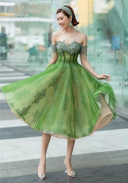 SAO MẶC ĐẸP: Đỗ Mỹ Linh - Tiểu Vy hóa chị em song sinh với đầm công chúa - Ngọc Trinh khoe body đẹp như tạc-10