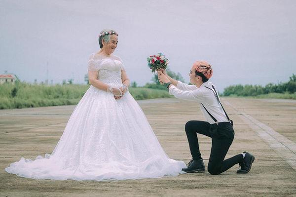 Bộ ảnh ‘Nội tôi 88 tuổi mặc váy cưới’ của chàng trai sinh năm 2000 khiến dân mạng vừa phì cười, vừa cay mắt-1
