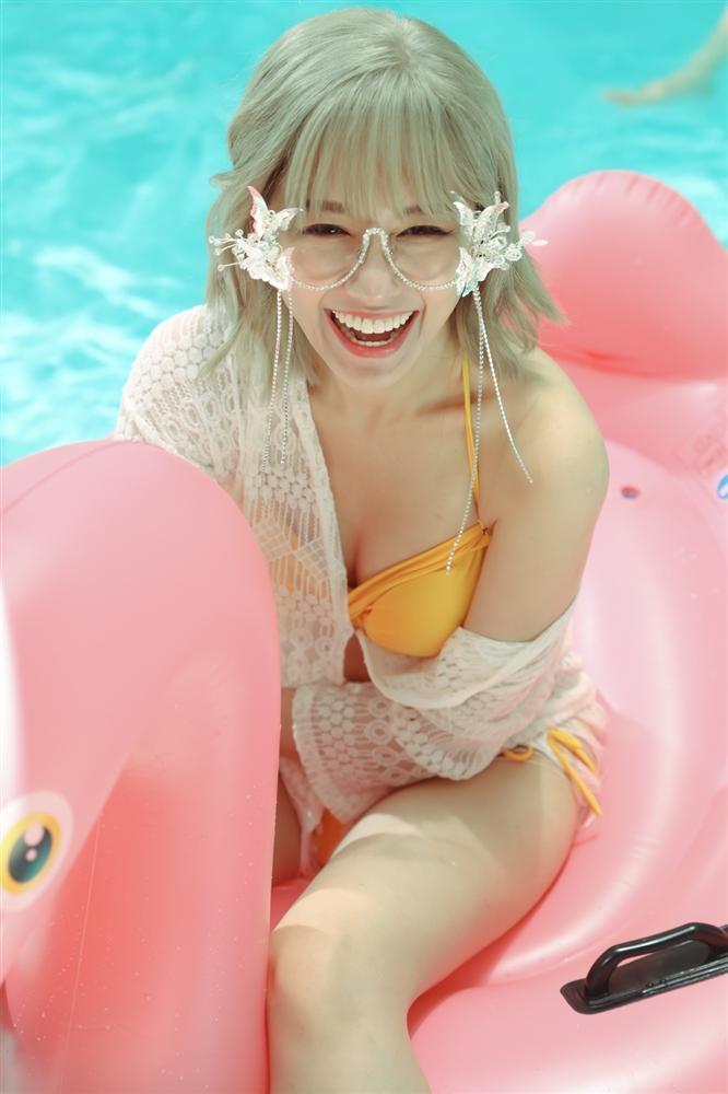 Hari Won mặc bikini bốc lửa, Trấn Thành bình luận cưng như yêu quái-1