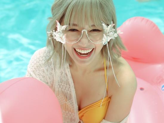 Hari Won mặc bikini bốc lửa, Trấn Thành bình luận 'cưng như yêu quái'