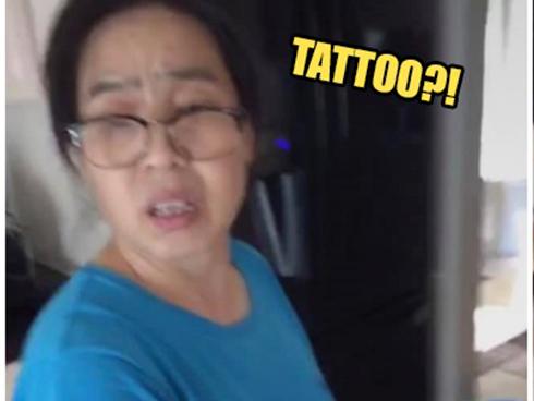 Phản ứng của mẹ khi thấy con trai ngoan hiền lần đầu xăm hình