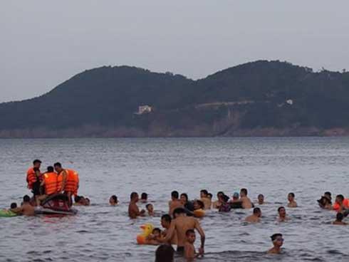 Ra vớt quả bóng cho con, người cha bị nước biển cuốn trôi-1