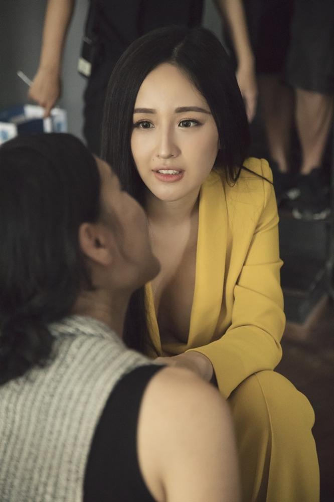 Phi Thanh Vân mặc đầm hở ngực, Mai Phương Thúy diện vest không nội y thắp hương tổ nghề lại được bênh thay vì chỉ trích thiếu tôn nghiêm-6