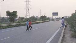 Clip: Thót tim cảnh công nhân bất chấp nguy hiểm băng ngang cao tốc Hà Nội - Bắc Giang