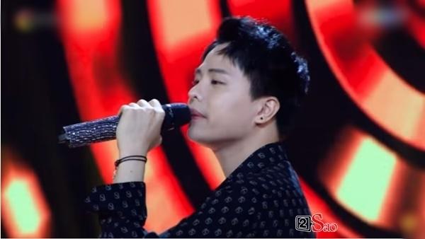 Trịnh Thăng Bình đắc tội gì với ê kíp Giọng ải giọng ai mà đang chuẩn men lại bị trang điểm như chú vẹt hát tuồng?-1