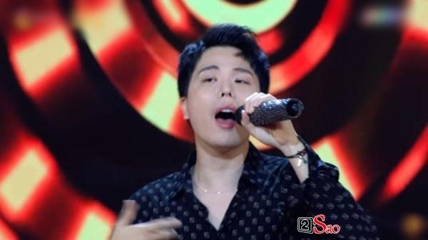 Trịnh Thăng Bình đắc tội gì với ê kíp Giọng ải giọng ai mà đang chuẩn men lại bị trang điểm như chú vẹt hát tuồng?-4