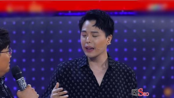 Trịnh Thăng Bình đắc tội gì với ê kíp Giọng ải giọng ai mà đang chuẩn men lại bị trang điểm như chú vẹt hát tuồng?-5
