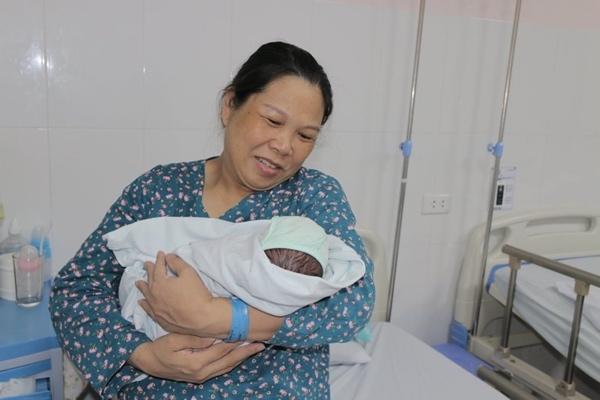 Người phụ nữ sinh đôi ở tuổi 47, sau 21 năm hiếm muộn-1