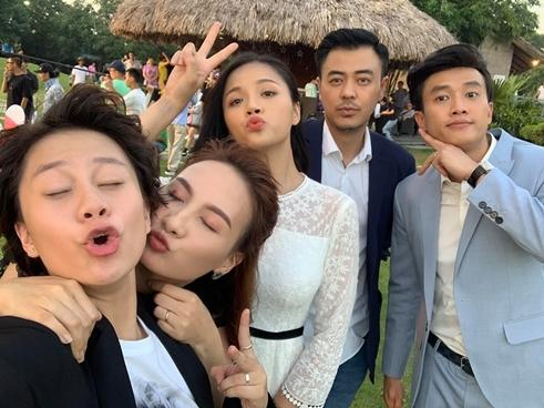 Những hình ảnh không được lên sóng của bộ phim đình đám 'Về Nhà Đi Con'