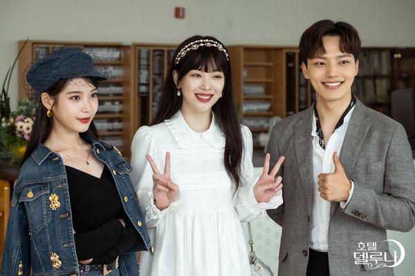 Nữ thần IU lộ đôi chân gầy guộc, bị dìm hàng thê thảm khi chụp chung hình với cô bạn thân Sulli-1