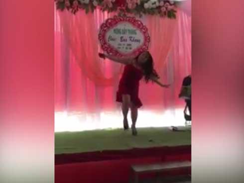 CLIP: Nhảy sung sập cả sân khấu đám cưới, cô gái chẳng chút run sợ lại tiếp tục 'con bướm xuân'