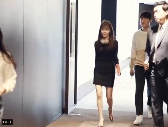 Nữ thần IU lộ đôi chân gầy guộc, bị dìm hàng thê thảm khi chụp chung hình với cô bạn thân Sulli-4