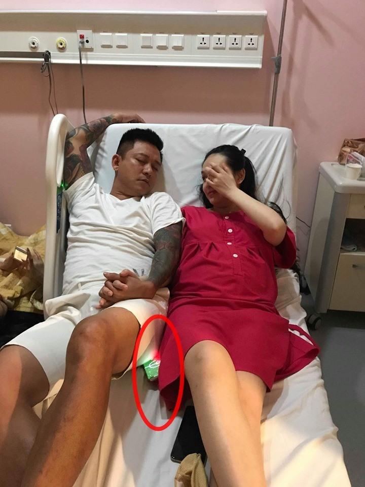 Ngủ thiếp đi trên giường sản phụ, ông bố bỉm sữa Tuấn Hưng không ngờ bị soi ra chi tiết siêu hài-5