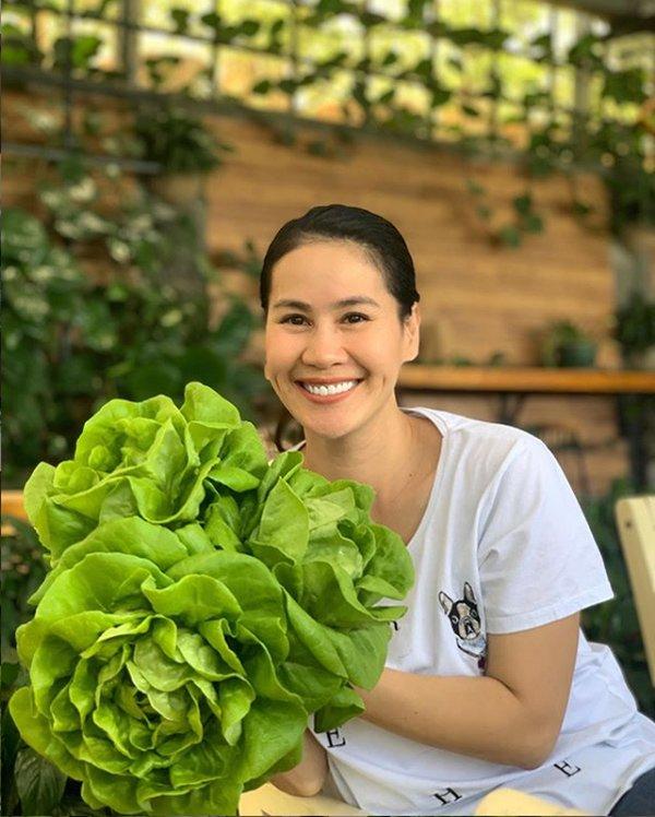 Mới sinh con được 6 tháng, Thân Thúy Hà gây sốt vì sắc vóc ở tuổi U45-4