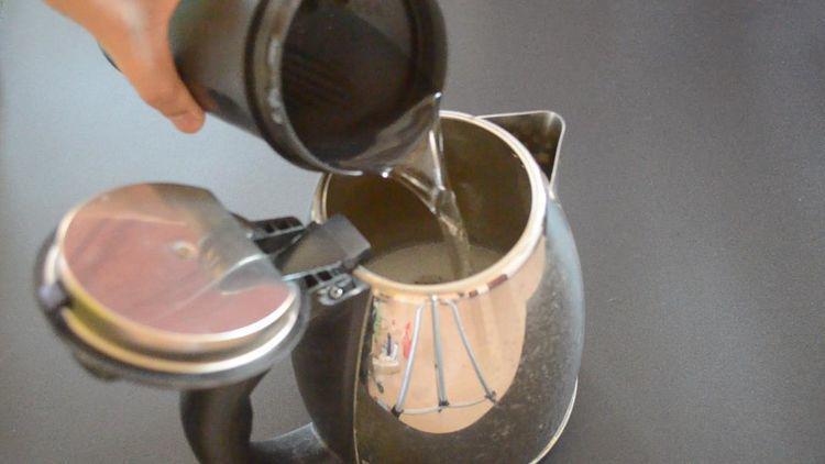 Chỉ cần 2 nguyên liệu đơn giản để cọ ấm siêu tốc sạch bong không cần rửa trong 1 năm-3