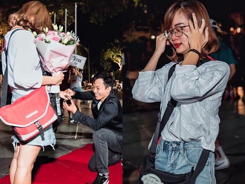 Tình yêu bất chấp thời tiết: Đôi nam nữ tình tứ suốt 1 tiếng dưới trời mưa như trút tại Hồ Gươm-1