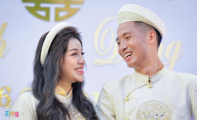 Bùi Tiến Dũng đăng ảnh tình cảm với vợ, Đình Trọng hỏi Còn tôi?-3