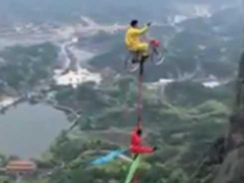 Clip: Đạp xe treo người lủng lẳng trên vách núi khiến ai cũng hết hồn
