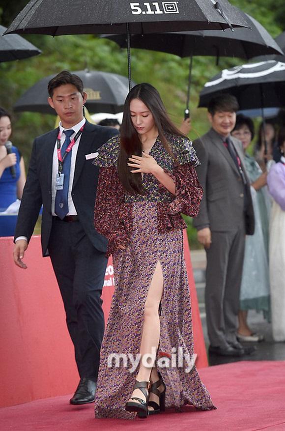 SAO MẶC XẤU: Giáng My cưa sừng làm nghé bất thành - Ngọc Trinh tiếp tục hớ hênh nội y trước ống kính-9