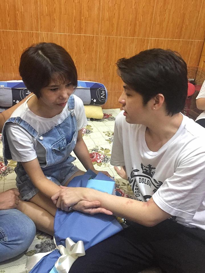 Giữa lúc showbiz đang sóng gió, Noo Phước Thịnh gây xúc động khi âm thầm đến thăm fan mắc ung thư giai đoạn cuối-6