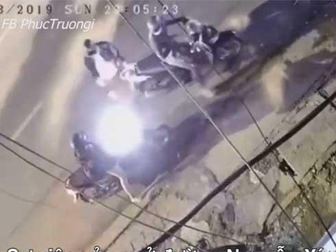 Clip: Cô gái trẻ bị 2 thanh niên đi SH cầm dao, khống chế cướp tài sản