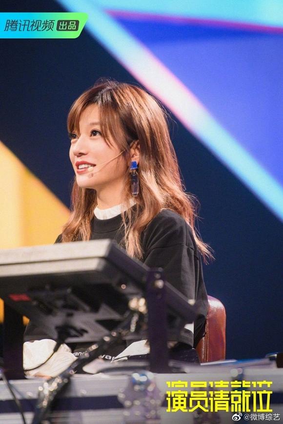 Én nhỏ Triệu Vy tái xuất trẻ đẹp ngỡ ngàng sau khi bị chê kém sắc, già nua vì thói quen hút thuốc lá-1