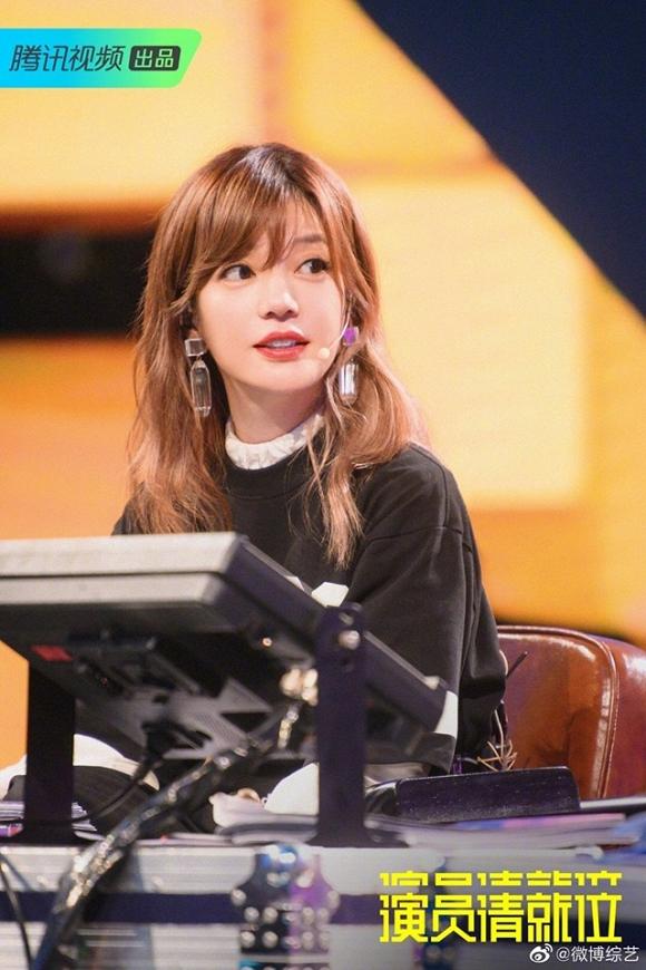 Én nhỏ Triệu Vy tái xuất trẻ đẹp ngỡ ngàng sau khi bị chê kém sắc, già nua vì thói quen hút thuốc lá-2