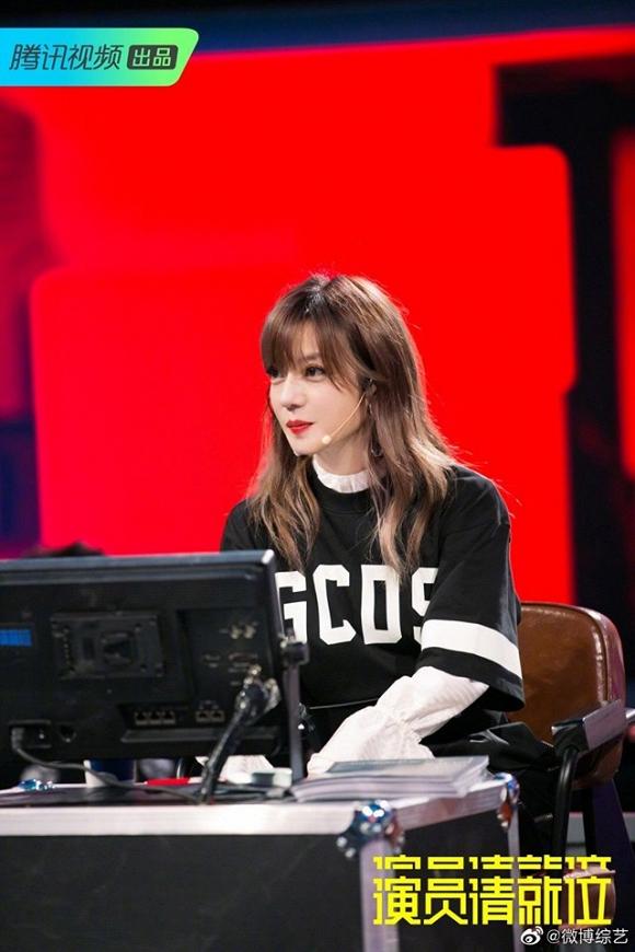 Én nhỏ Triệu Vy tái xuất trẻ đẹp ngỡ ngàng sau khi bị chê kém sắc, già nua vì thói quen hút thuốc lá-4