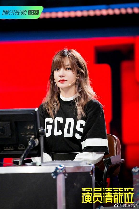 Én nhỏ Triệu Vy tái xuất trẻ đẹp ngỡ ngàng sau khi bị chê kém sắc, già nua vì thói quen hút thuốc lá-5