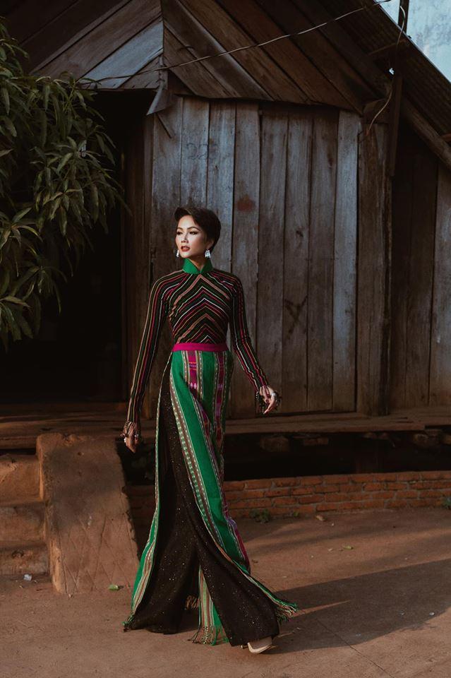 Kể từ khi đăng quang hoa hậu, HHen Niê chỉ thực sự tỏa sáng khi diện loạt trang phục thổ cẩm dân tộc Ê-Đê-3