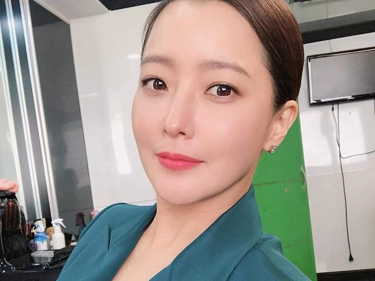 Mợ ngố U40 Song Ji Hyo khoe mặt mộc đẹp không tì vết-9