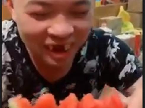 Hài hước 1001 tư thế ngủ khó đỡ của hội phượt thủ trên đường vì... quá mệt-11